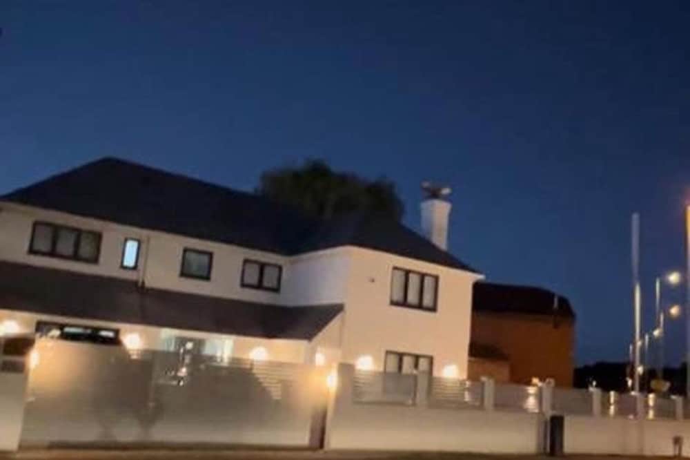 House - Sleeps 16, Parking, Pets Allowed & Jacuzzi