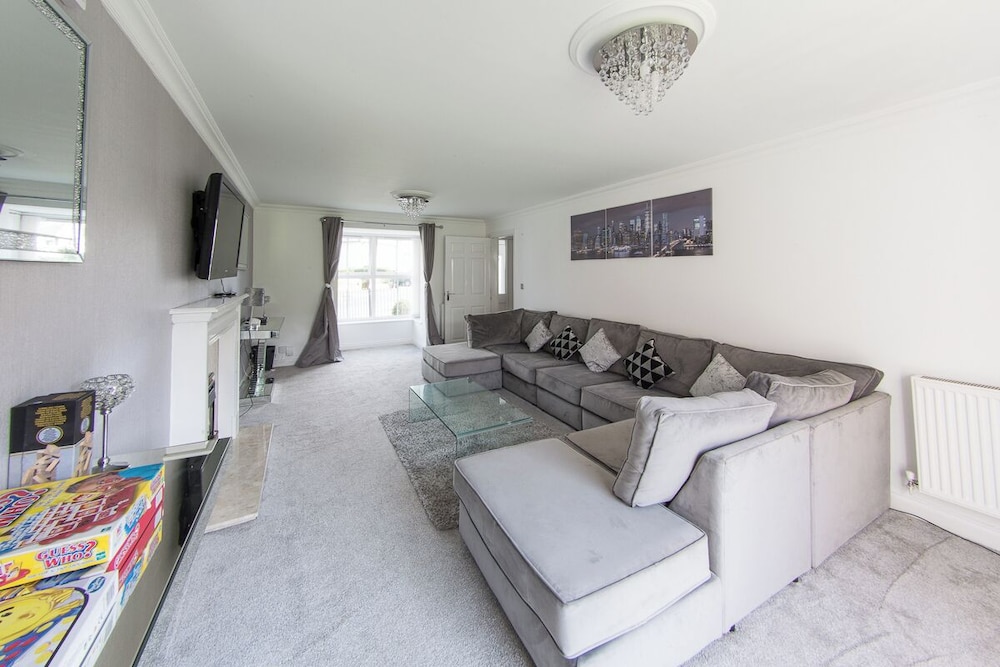5 Bed Detached House - Sleeps 14