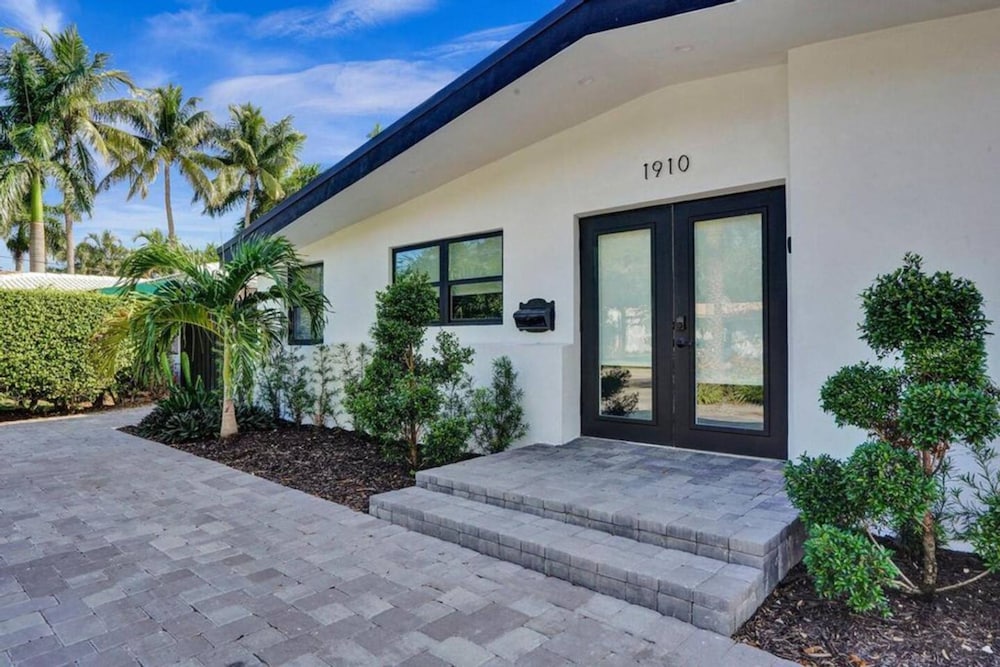 Pool House 3 Bedroom Home Victoria Park