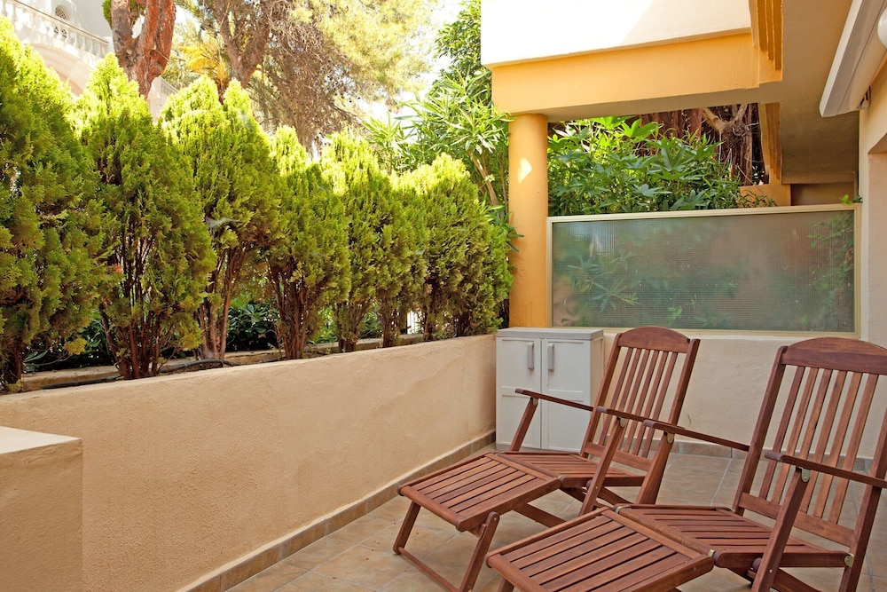 Beachside Apartment With Shared Pool