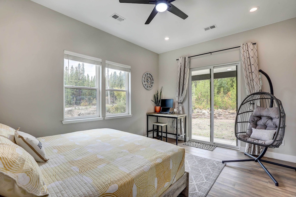 Romantic Mountain Retreat w/ Scenic Views! view 5