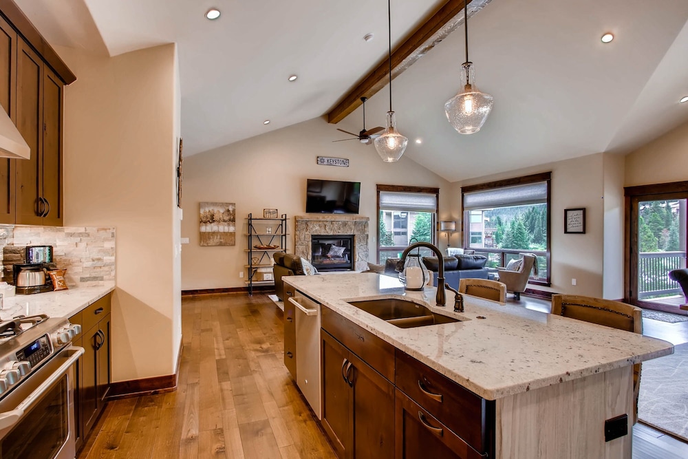 New 3bdr Luxury /sleeps 10 W Fireplace & Mountain Views 3 Bedroom Townhouse by RedAwning