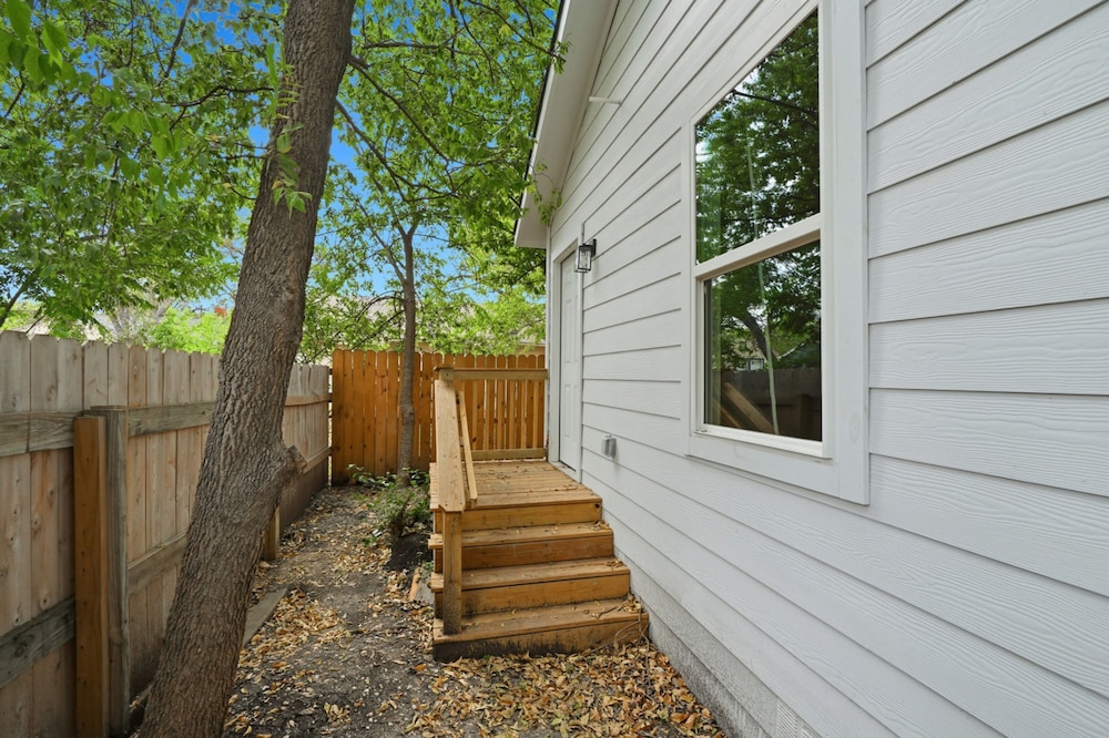 Spacious 3BR Retreat Near Downtown River Walk