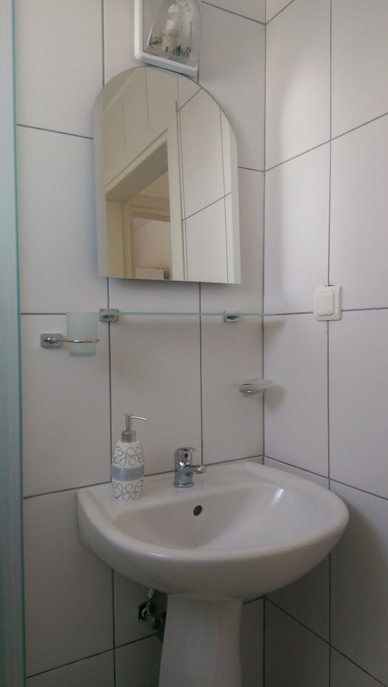 Zuzu's Kitchen & Apartments