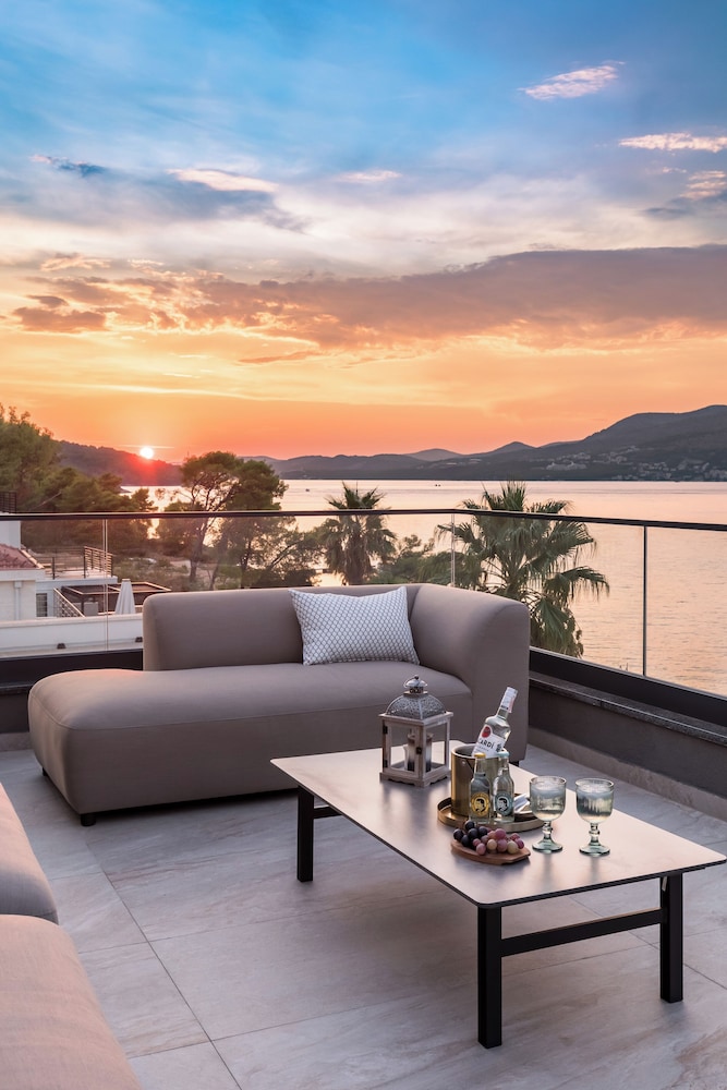 Villa Palace Al Nera Luxurius at sea With 2 Swimming Pools Saunas