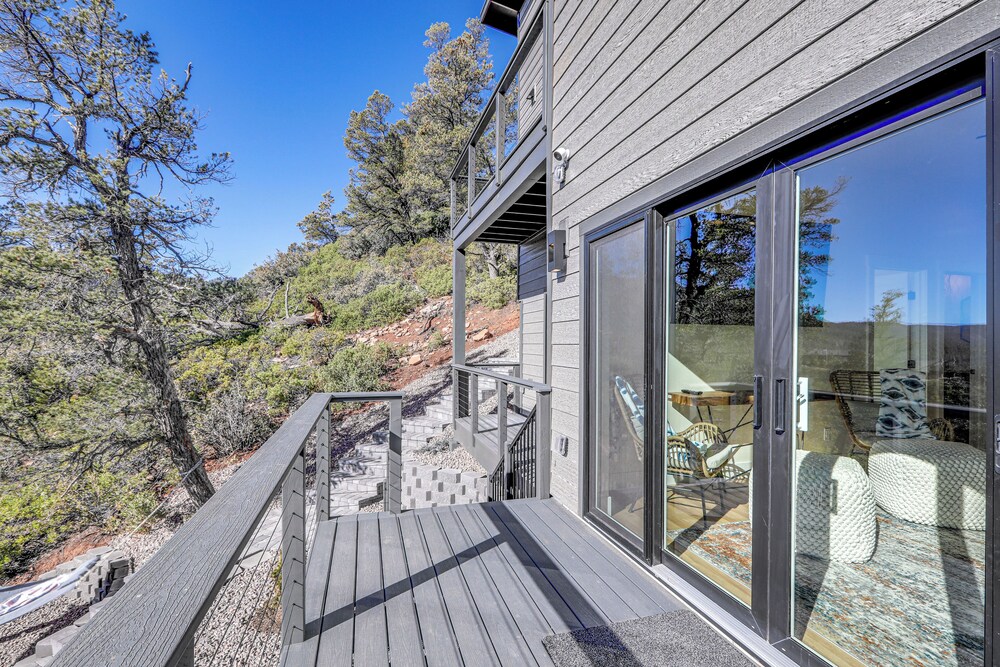 Hot Tub & Panoramic Mtn Views: Pine Retreat!