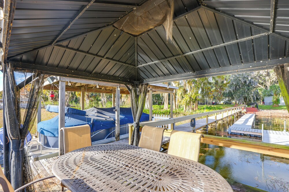 Lake Harris Retreat: 2 Docks & Kayaks!