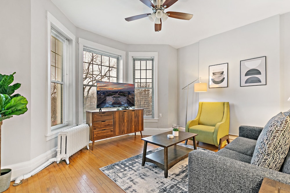 2BR near Wrigley - Grace 05-3