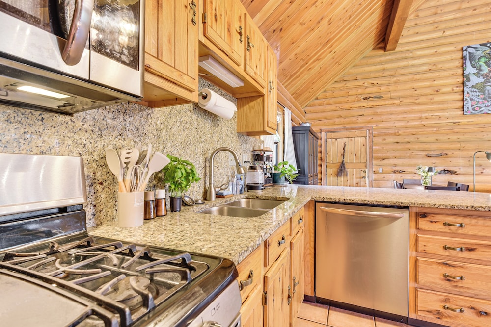 Ski, Hike & More: Homey Huntsville Retreat!