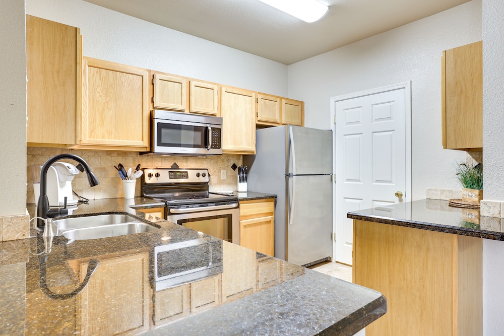 Walk to Papago Park: Central Phoenix Condo
