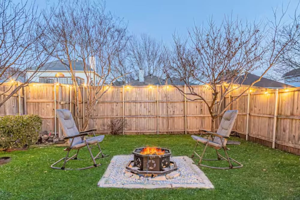 Frisco Castle 3BR Garage Parking Gated Backyard