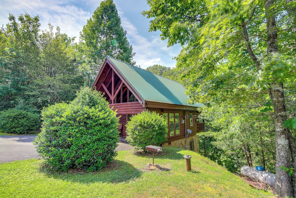 Sevierville Treetop Cabin: Hot Tub & Covered Deck view 3