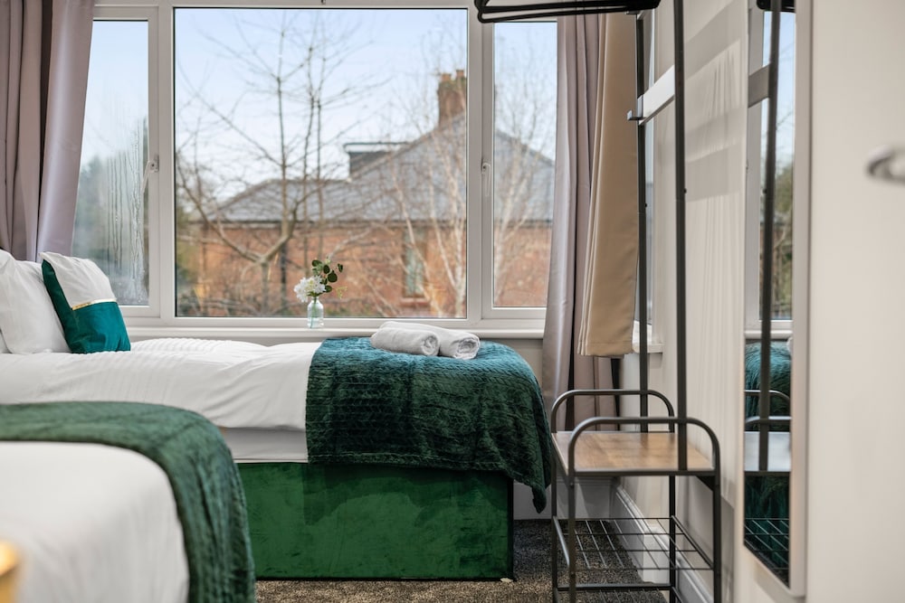 Large 5 Bedroom-free Parking-great Transport Links