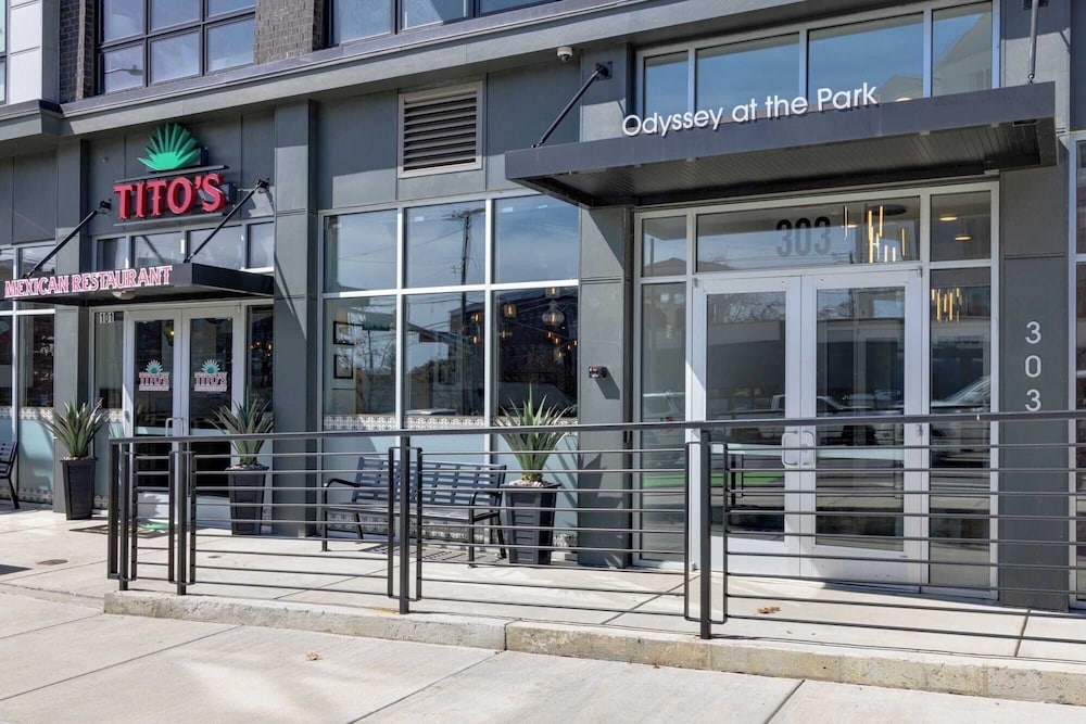 2 Units in Walkable Midtown Location, Gym+pool Honkey-tonk & Muse by Avantstay