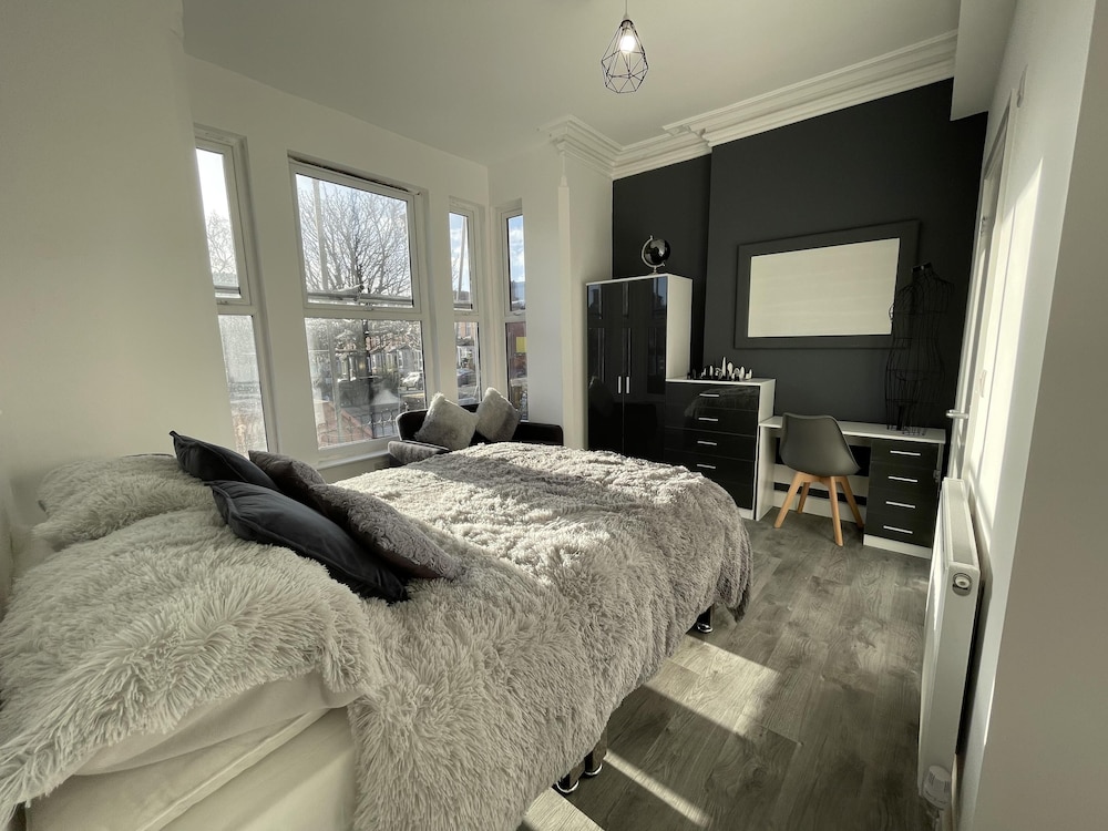 6 Bedroom 5 Shower rm House in Central Nottingham view 3