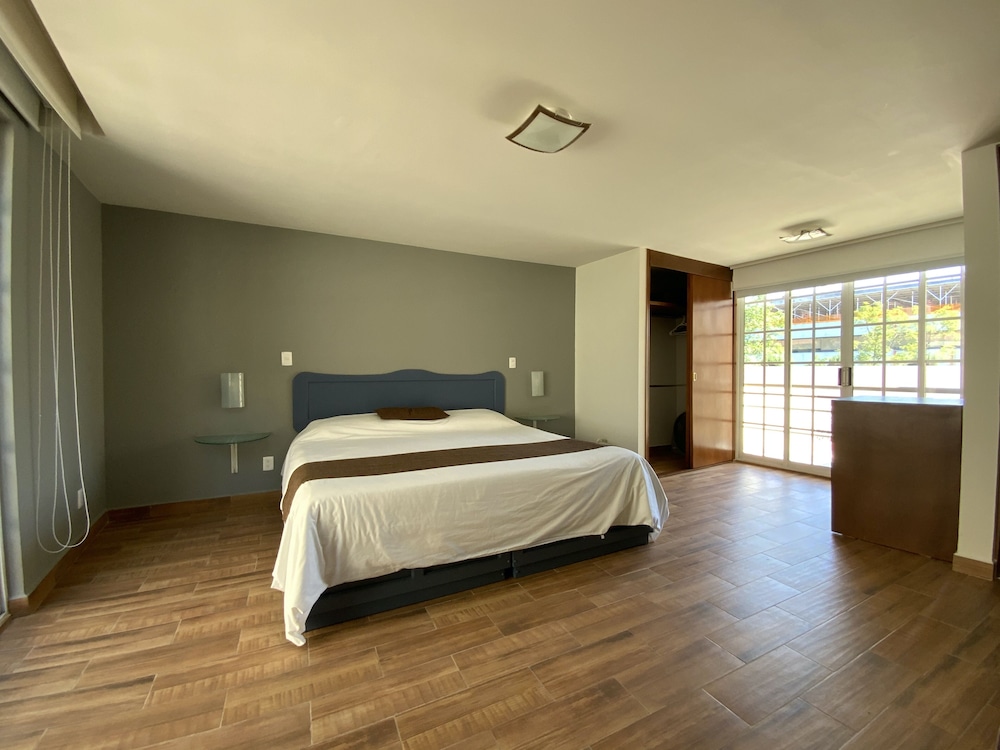 G K Suites Duraznos