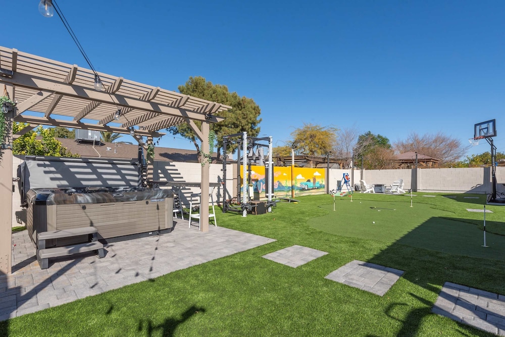 Phoenix 4 BDR Home With Outdoor Entertainment