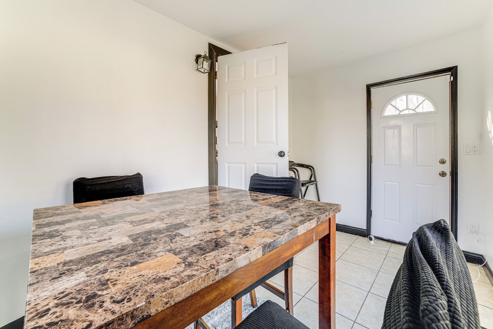 3 Mi to Hard Rock Casino: Charming Home in Gary!