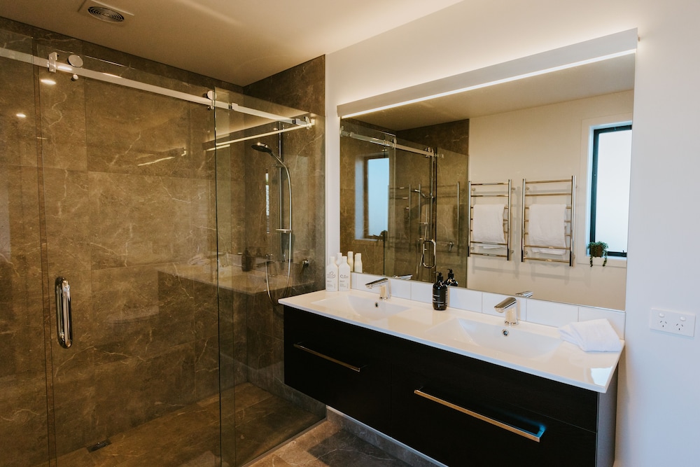 Wanaka Vacations - On The Rocks - Spacious - Property Image 12