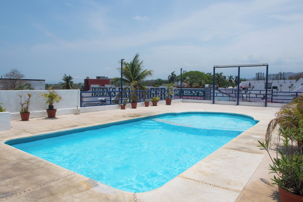 Apt. with Jacuzzi Ixt. Zihuatanejo 3 BR
