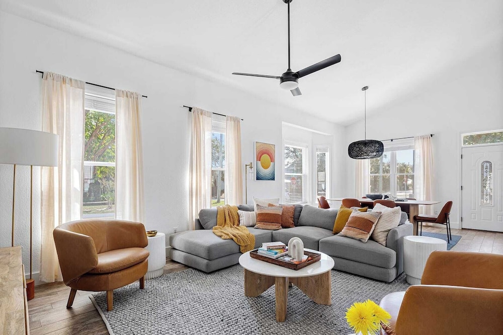 7bdr w/ Private Pool, Hot Tub, Fire Pit, Walk to Beach Tidal Wave by Avantstay