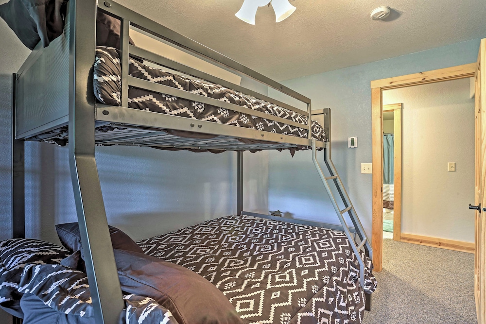 Black Hills Cabin: Hot Tub, Fishing Pond & Deck view 2