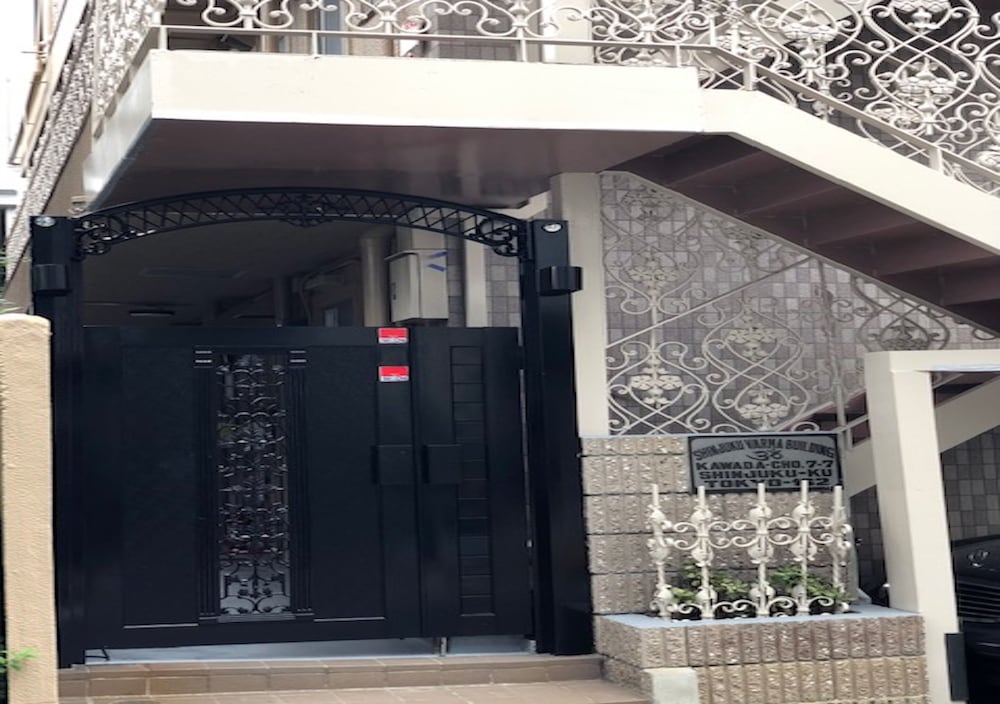 Centrally Located Deluxe Furnished.1