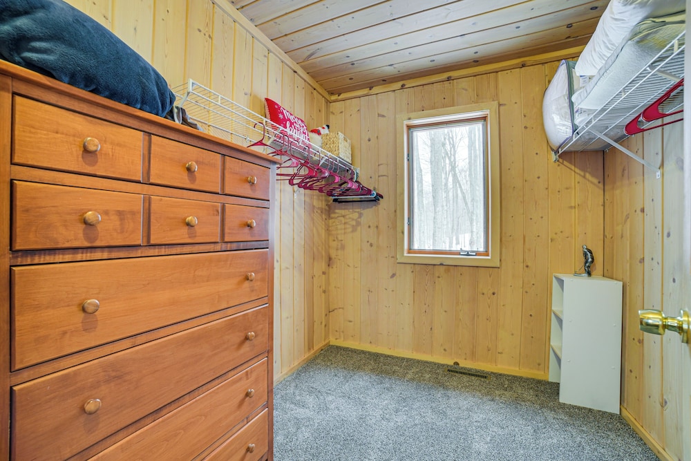 < 1 Mi to Nubs Nob Ski: Cabin w/ Sauna & Deck!