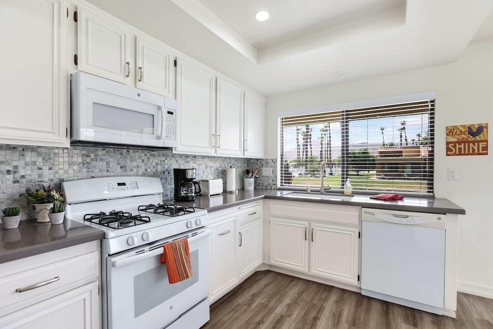 Spacious Single-story Condo With Golf Course Views