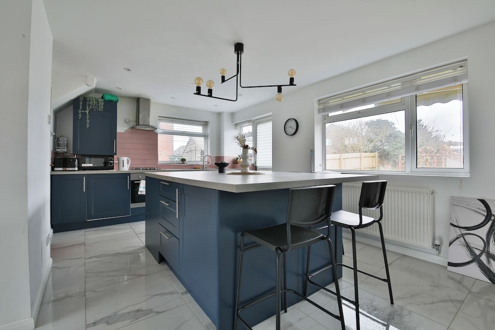 3 Bed House with Private Parking