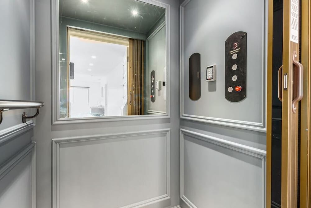 LUX Penthouse Old Town Walkable Gym Mtn Views