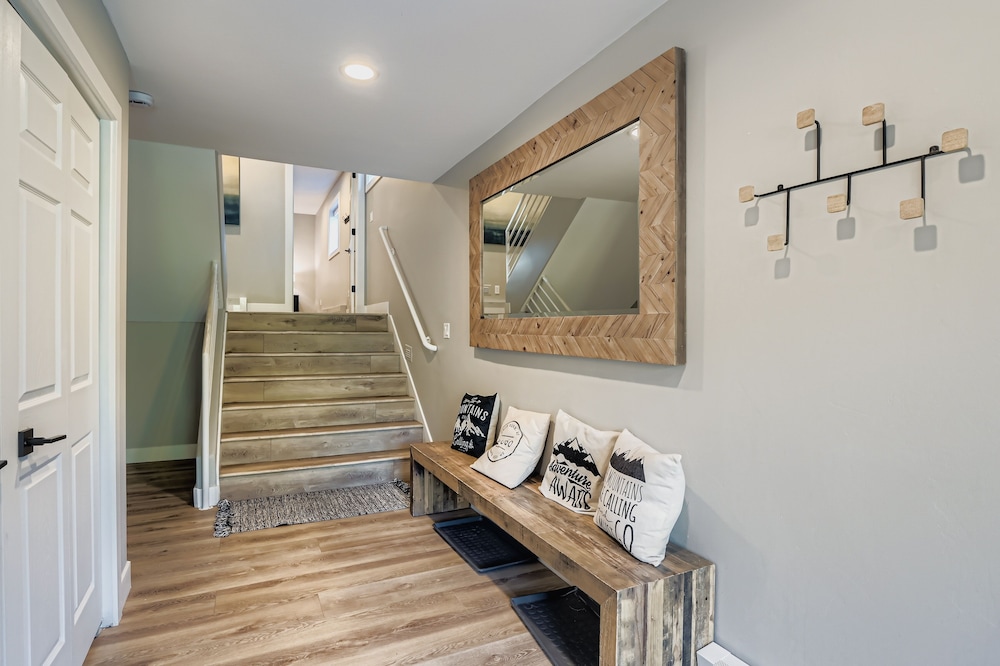 Mountain Luxury In Old Town Spa - Walk To Main 440 3 Bedroom Home