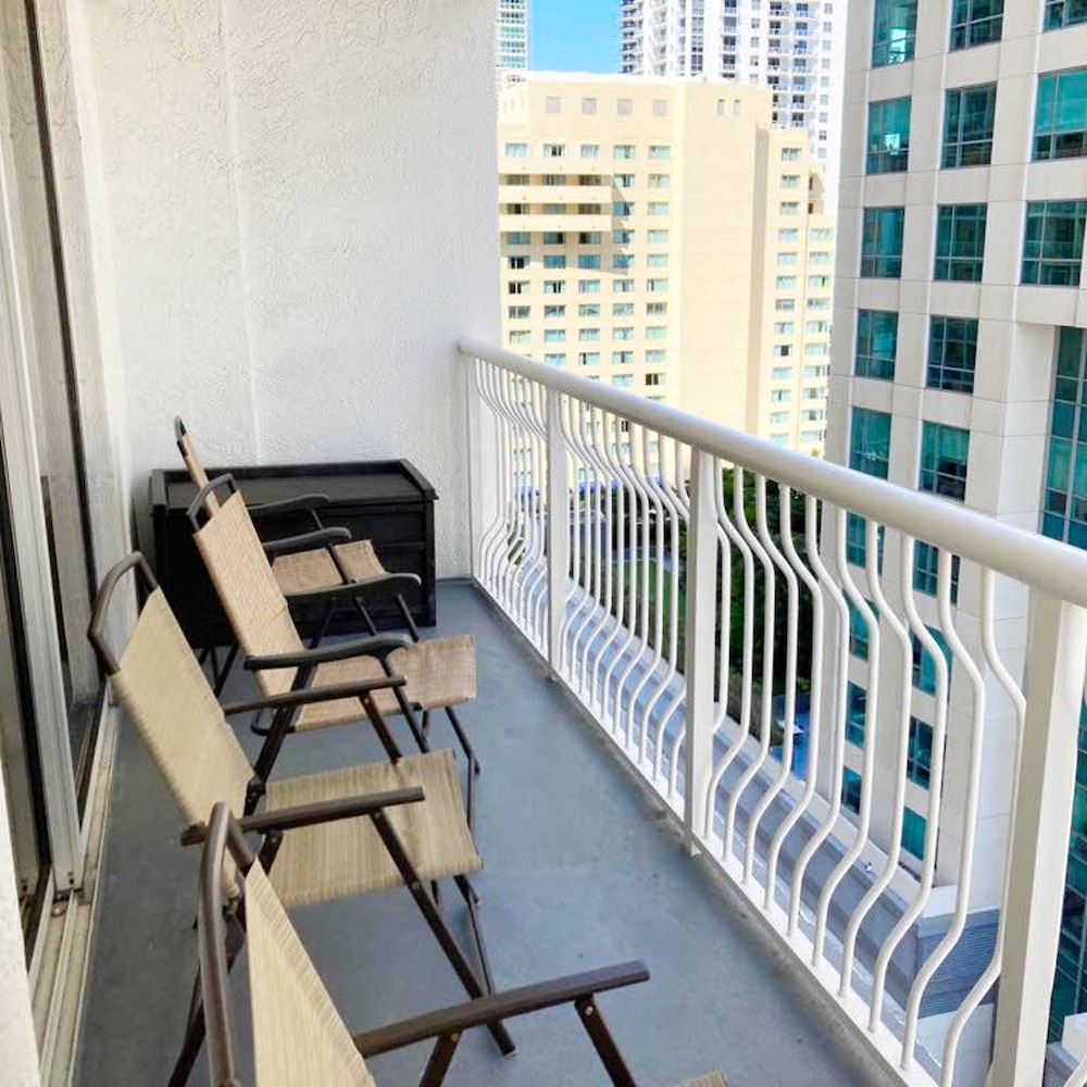 Modern 1-br Condo in Upscale Brickell Locale