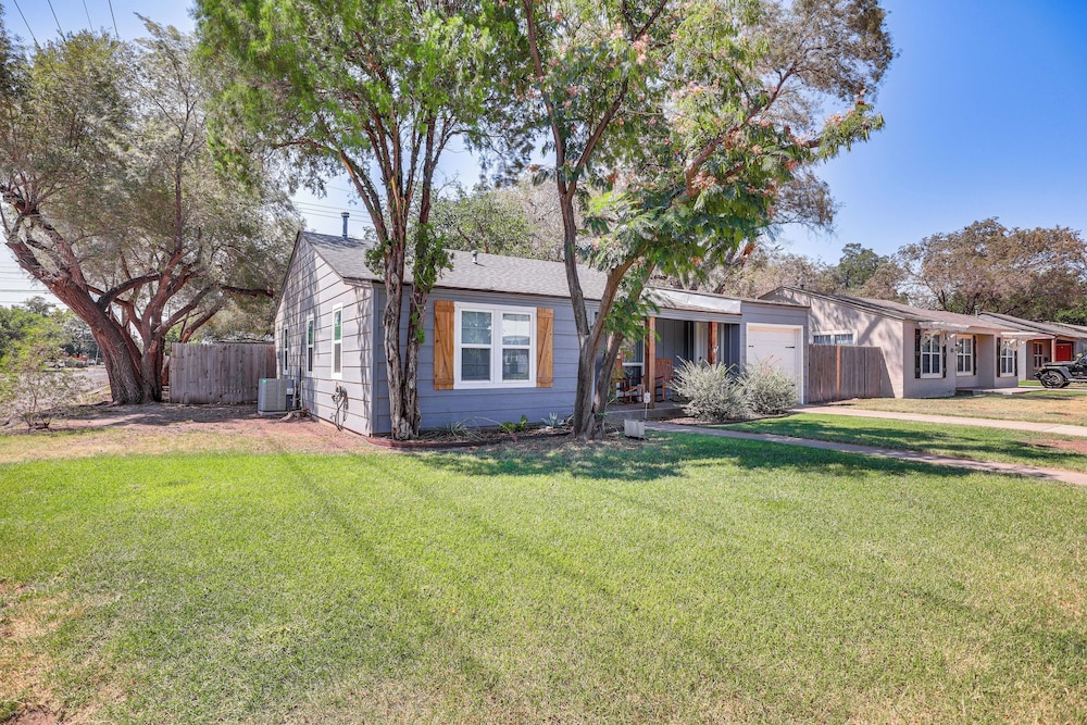 1 Mi to Texas Tech: Home w/ Large Outdoor Space!