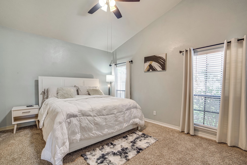 Fenced-in Yard: Home < 1 Mi to Lake Ray Hubbard!