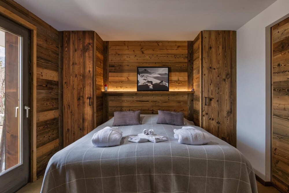Chalet Capricorne -impeccable Ski in out Chalet With Sauna and Views