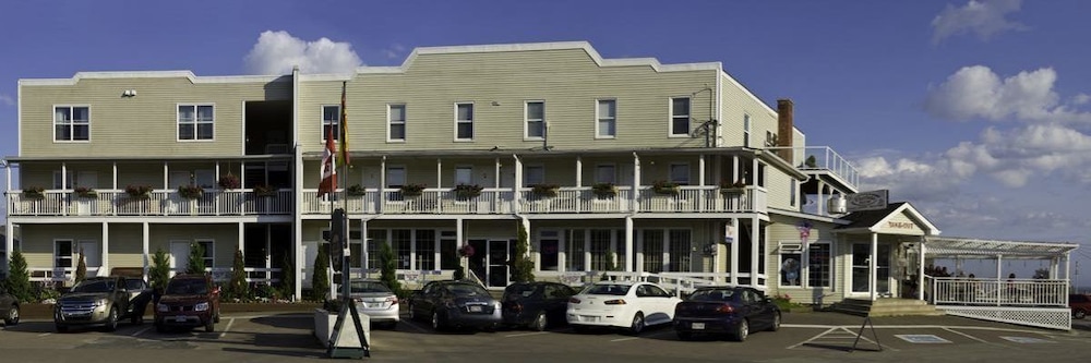 Parkland Village Inn