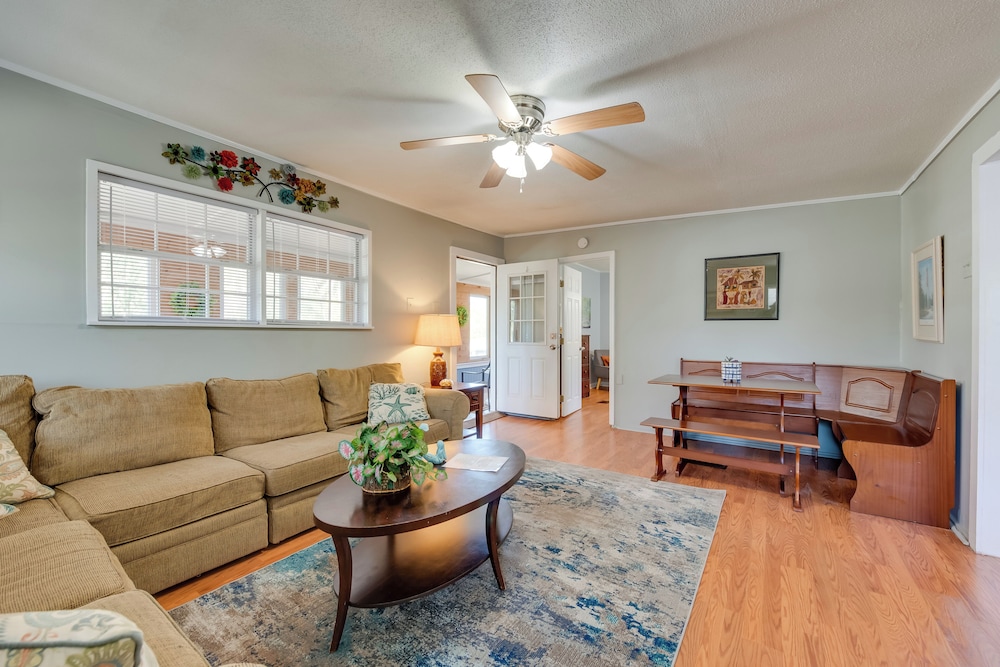 1 Mi to Fishing Pier: Apalachicola Bay Getaway!