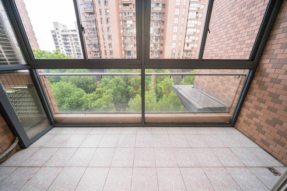 Tyms 4BR 2BA APT Riverside