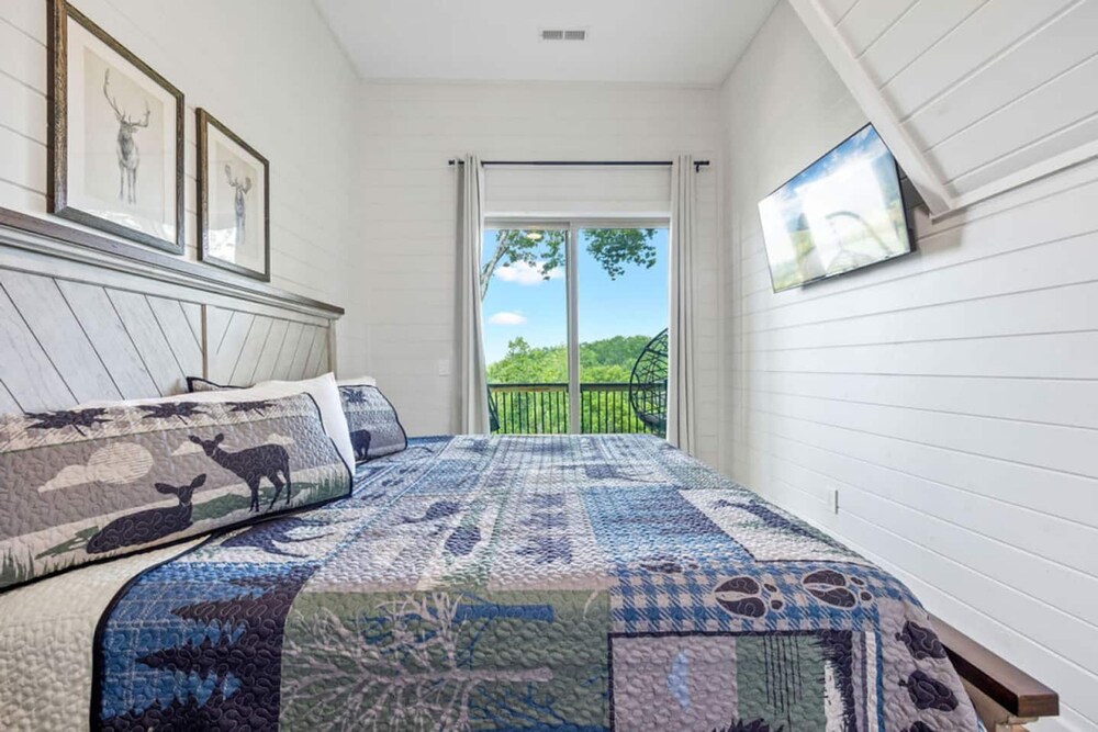 Luxury Cabin Lake Views EV Charger Game Room