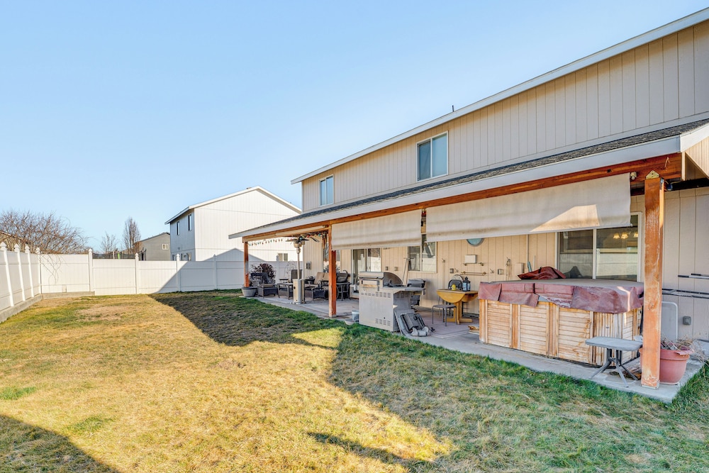1 Mi to Moses Lake: Home w/ Private Yard & Hot Tub
