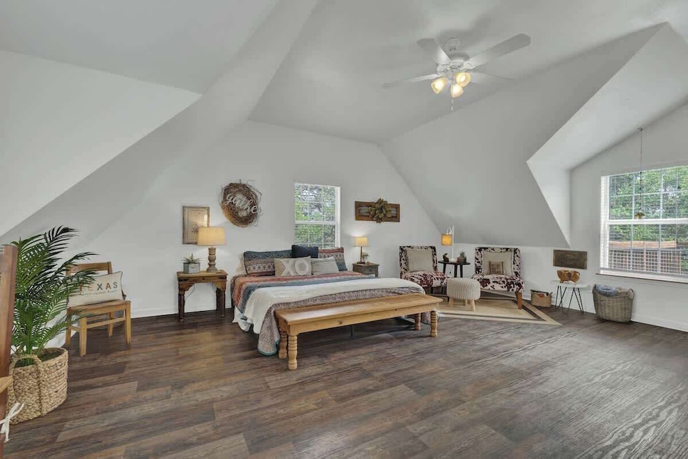 Cactus Flower Treehouse-pet Friendly-hill Country Views!