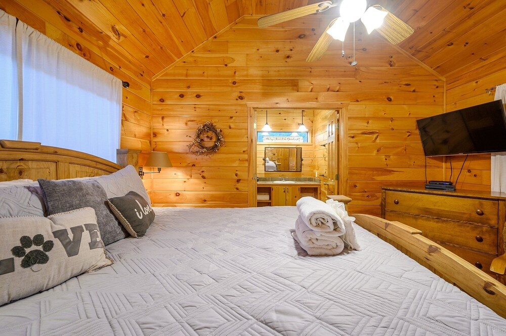 Okehi Pine Cabin With Wood Burning Fireplace and Outdoor Hot Tub by Redawning view 4