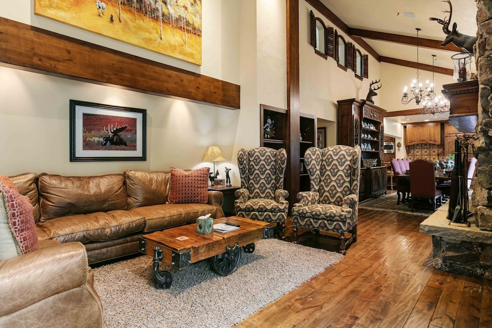 1617 - Six Bedroom plus Den Lakeside 6 Condo