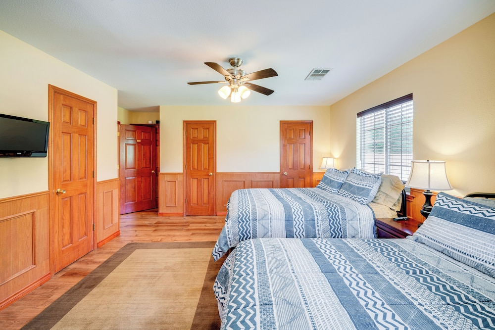 Sunrise Cove RC Llc: Lakefront Home w/ 2 Casitas!