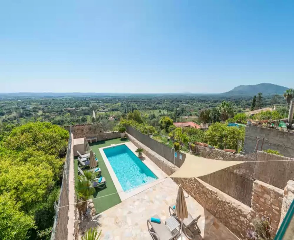 Villa in Buger With Pool & Mountain Views