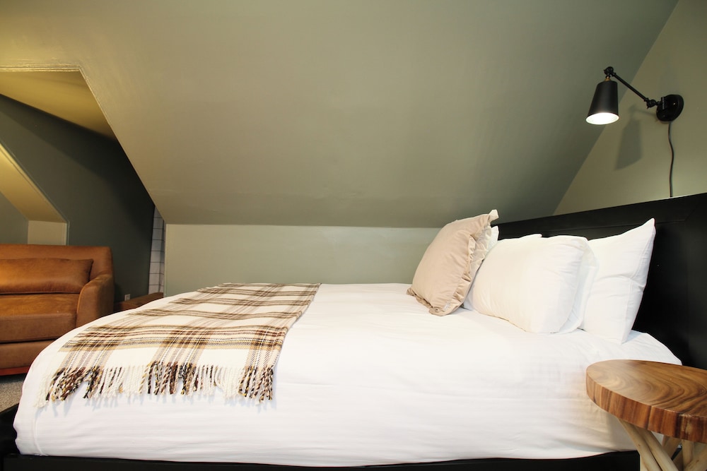 The Aurora Inn & Cottages