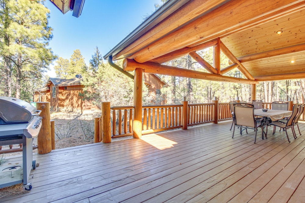 Fire Pit: Cozy Winter Cabin, 45 Mi to Sunrise Park