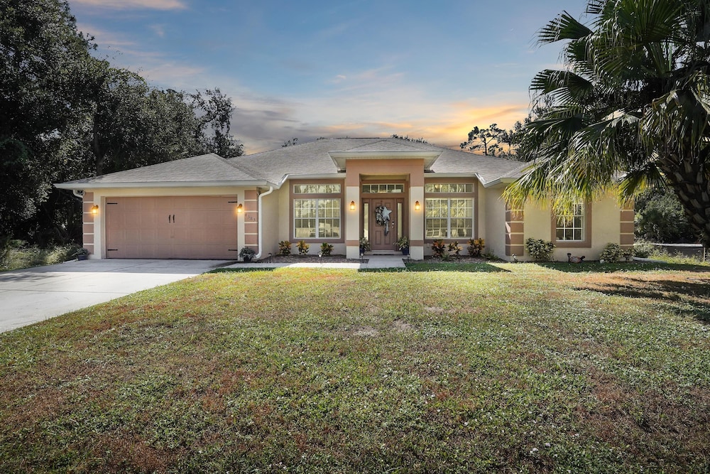 Spacious 4br Retreat With Heated Pool & Spa 4 Bedroom Home