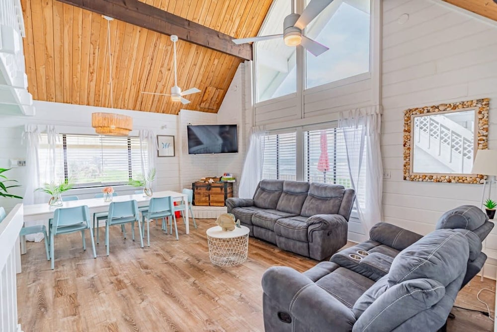 Pelican Beach Private Ocean Front Beach House- Sleeps 10 Bring Your Surf Boards